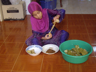 raya 2012 , ni nur fatihah , anak saudara sulung , tengah makan ketupat dan rendang daging yang tok dia masak